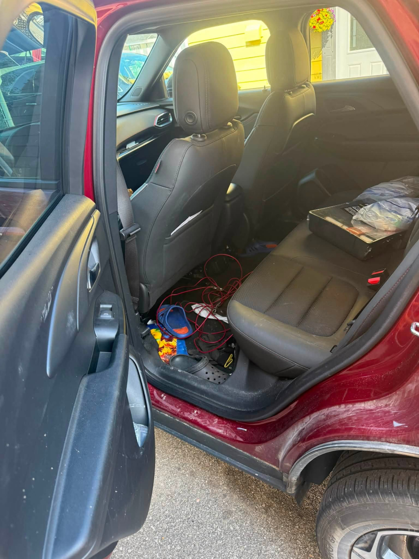 Avant — banquette arrière sale avant nettoyage